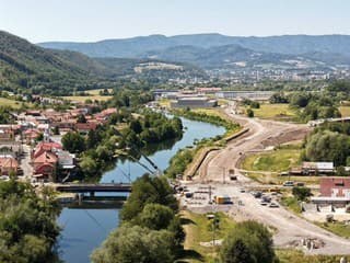 R1 pri Banskej Bystrici mení podobu: Veľká prekážka je takmer preč. Ako pokračujú práce? (foto)