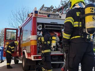 V Sečovciach horí nelegálna skládka: Hasiči bojujú s požiarom už druhý deň, nasadili aj dron