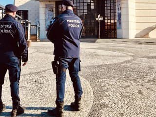 Na lavičke v centre Nitry spal obnažený muž. Policajtov vyzval do bitky